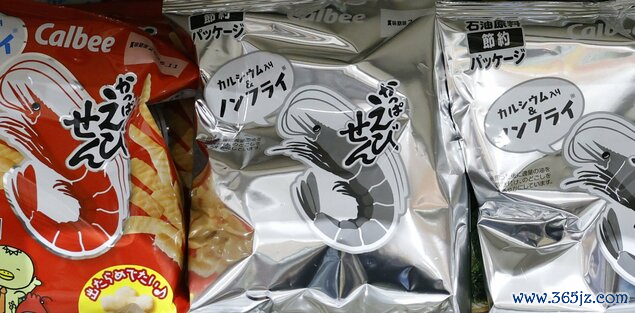 东京齐一超市货架上摆放着卡乐比“黑白包装版”虾条。图源：日媒
